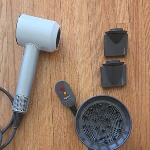 USED 2018 Dyson Supersonic Hair Dryer in Light Gray/White with 3 Attachments